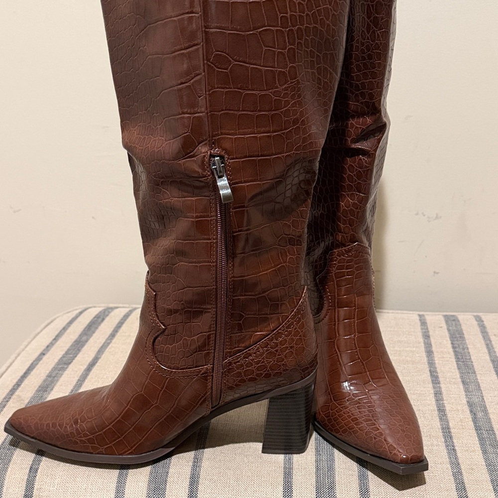 Isnom Elegant Brown Croc-Embossed Heeled Boots - Picture 8 of 10